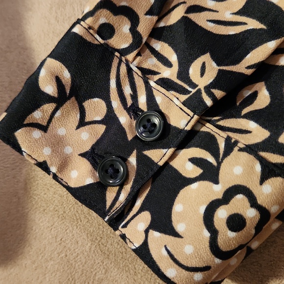 Ann Taylor  petite v-neck floral blouse Size SP Colors black tan and white - Picture 13 of 13